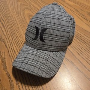 Men's Hurley FlexFit grey, black, & blue striped plaid hat in great condition